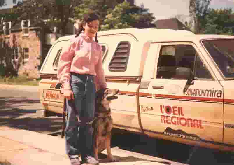 A historical photo of the first teenager who benefited from the service of guide dog